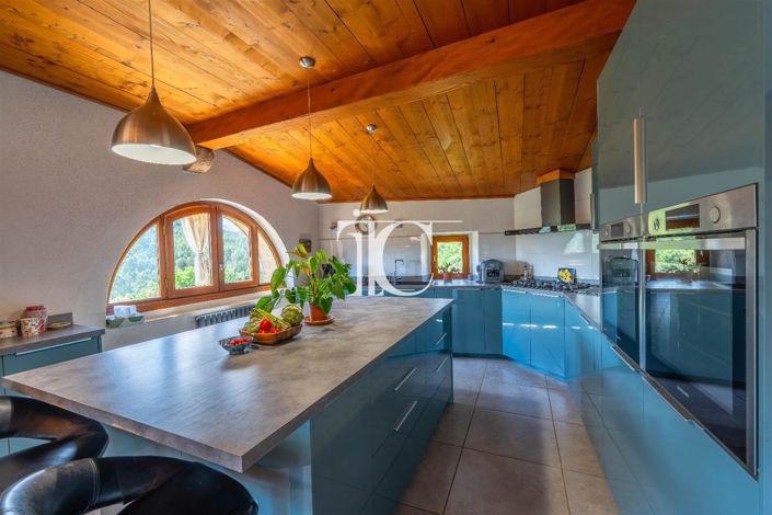 Image No.6-8 Bed House for sale