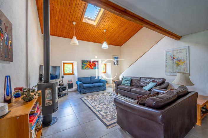 Image No.8-8 Bed House for sale