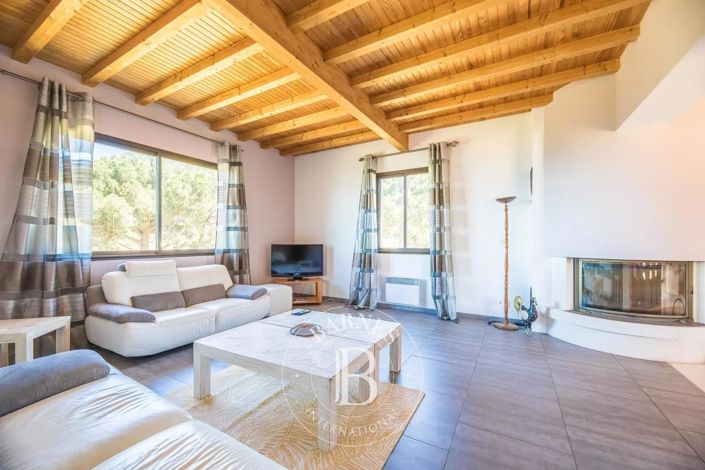 Image No.8-5 Bed House for sale