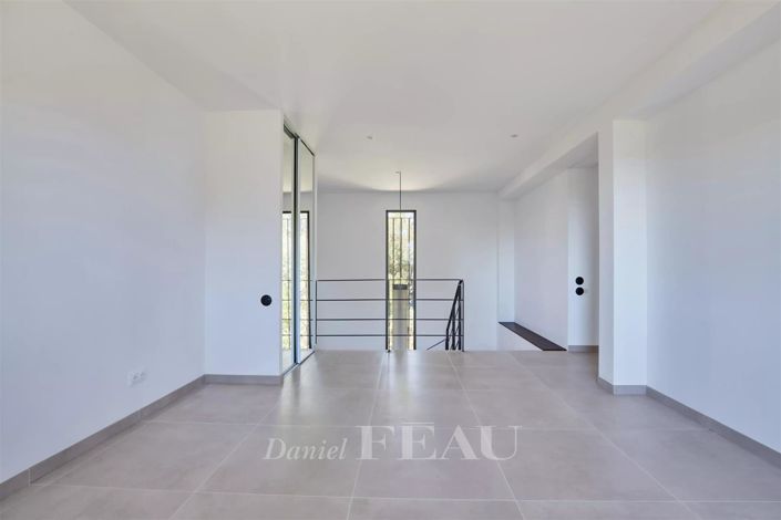 Image No.14-5 Bed House for sale