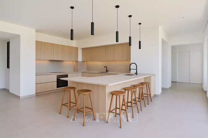 Image No.3-5 Bed House for sale