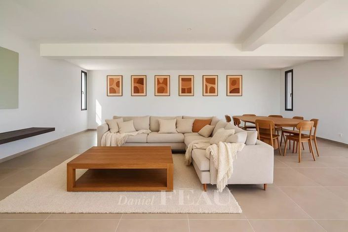 Image No.6-5 Bed House for sale