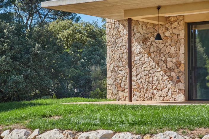 Image No.8-5 Bed House for sale