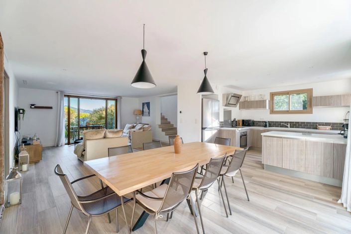 Image No.6-5 Bed House for sale