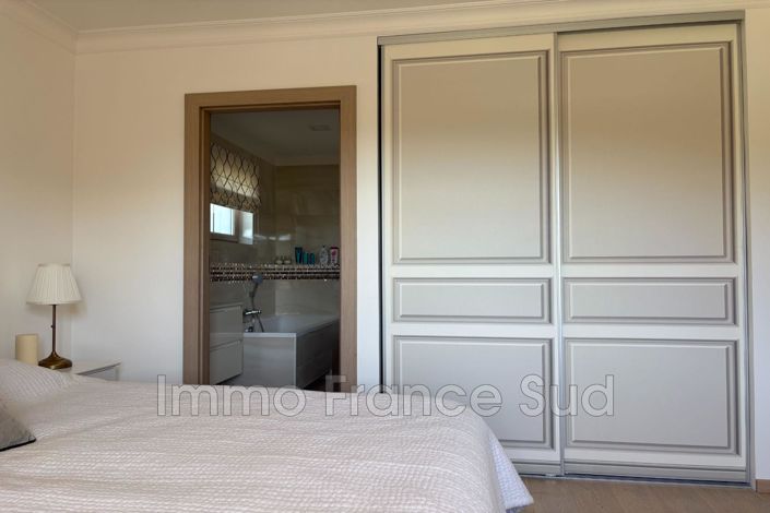 Image No.17-5 Bed House for sale