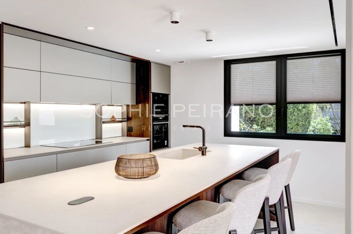 Image No.6-5 Bed House for sale