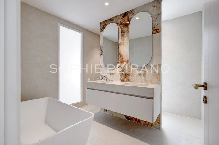 Image No.8-5 Bed House for sale