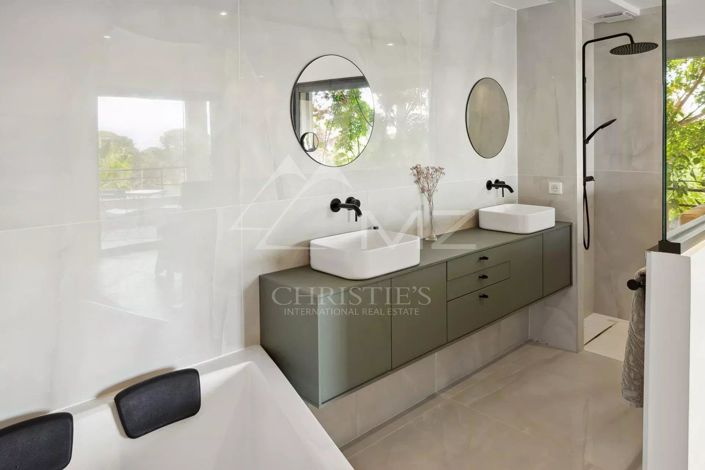 Image No.6-5 Bed House for sale