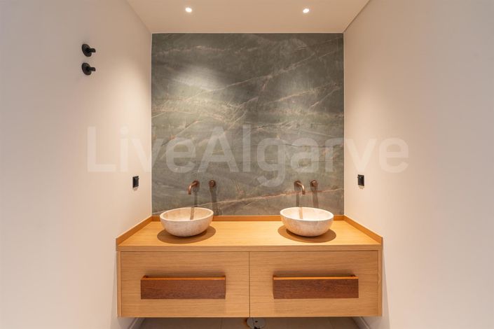 Image No.38-5 Bed House for sale