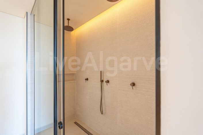 Image No.40-5 Bed House for sale