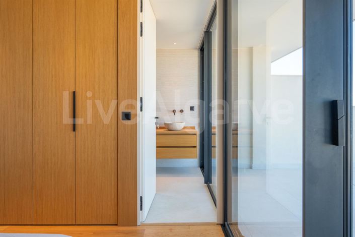 Image No.48-5 Bed House for sale