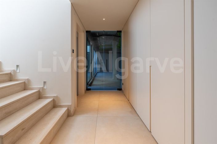 Image No.67-5 Bed House for sale