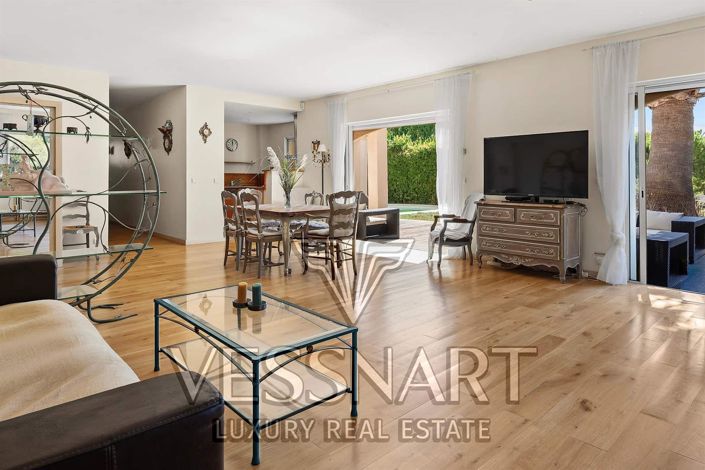 Image No.8-5 Bed House for sale