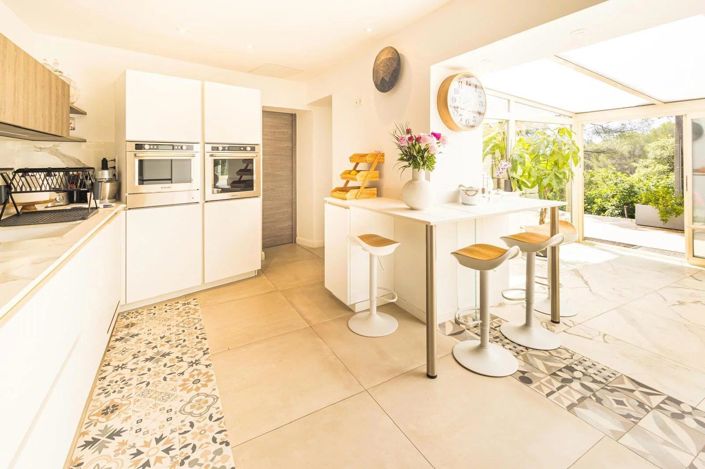 Image No.7-5 Bed House for sale