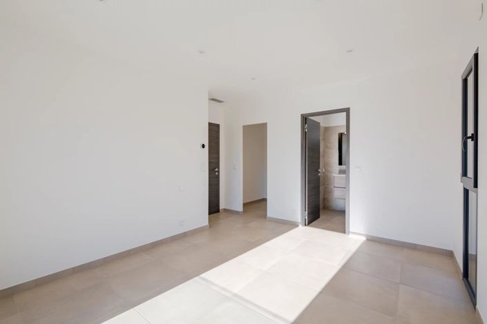 Image No.10-4 Bed House for sale