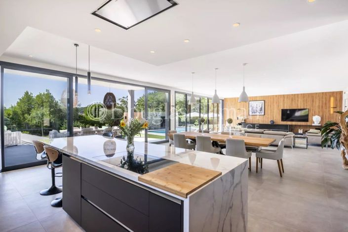 Image No.6-5 Bed House for sale