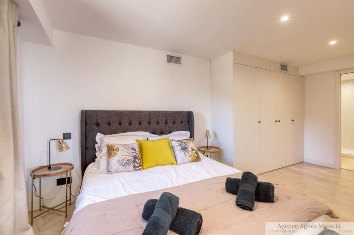 Image No.8-6 Bed House for sale