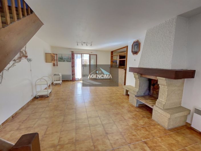 Image No.1-2 Bed House for sale