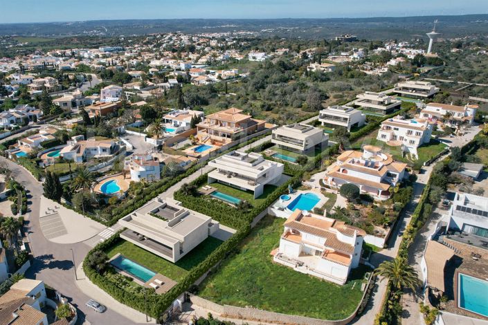 Image No.2-4 Bed House for sale