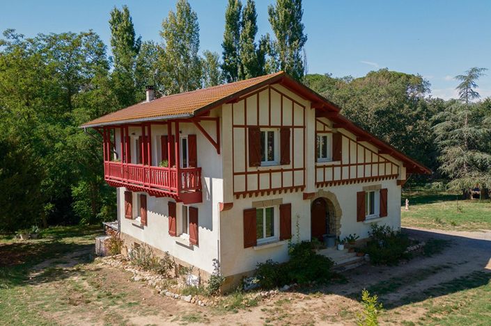 Image No.1-4 Bed Property for sale