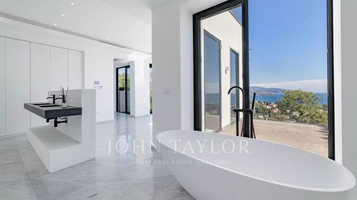 Image No.21-4 Bed House for sale