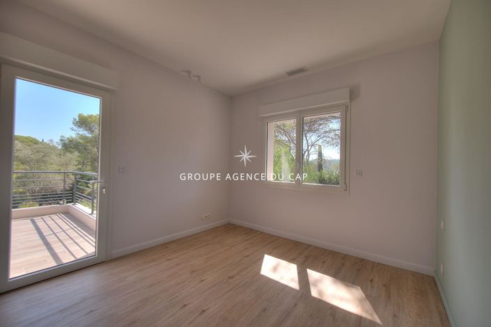 Image No.10-5 Bed House for sale