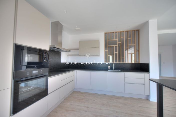 Image No.7-5 Bed House for sale