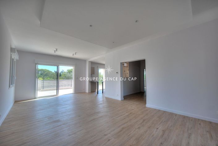 Image No.8-5 Bed House for sale