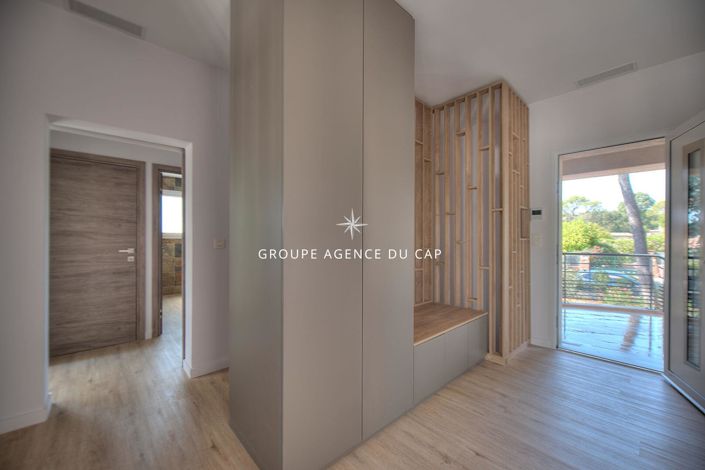 Image No.9-5 Bed House for sale