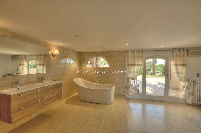 Image No.6-5 Bed House for sale