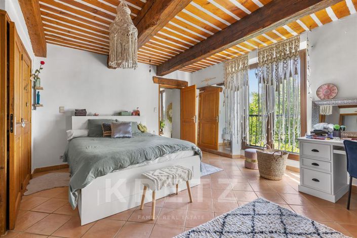 Image No.8-10 Bed House for sale