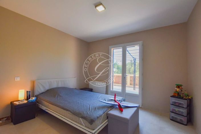 Image No.18-6 Bed House for sale