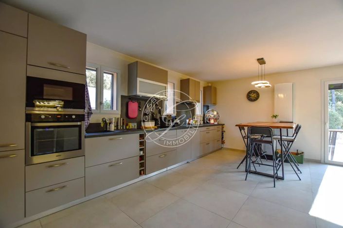 Image No.6-6 Bed House for sale