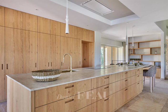 Image No.14-6 Bed House for sale