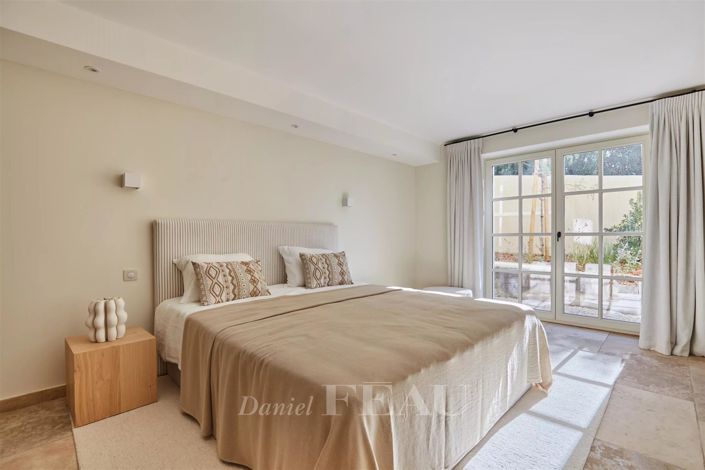 Image No.18-6 Bed House for sale