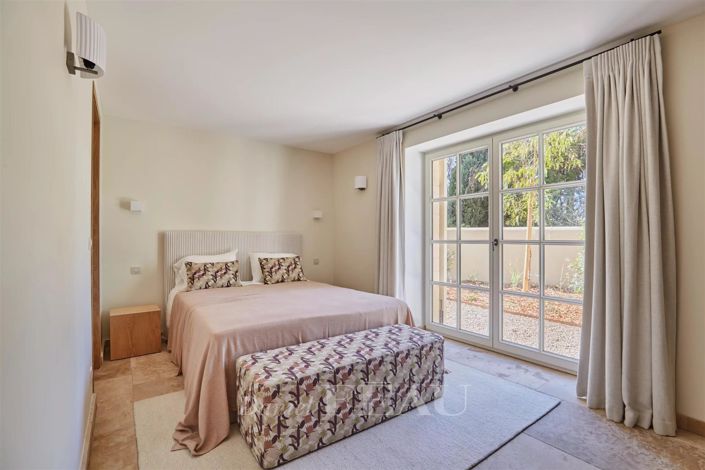 Image No.20-6 Bed House for sale