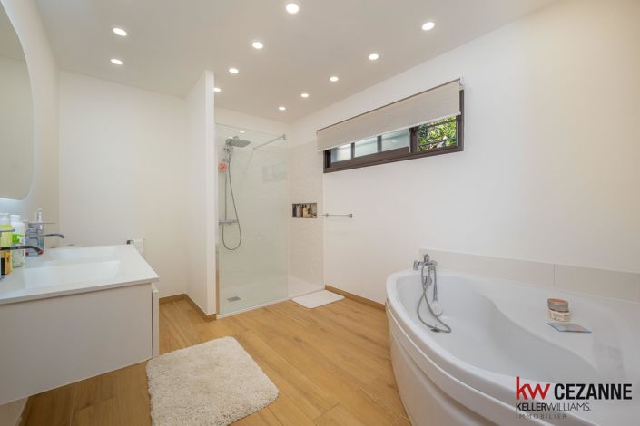 Image No.20-4 Bed House for sale