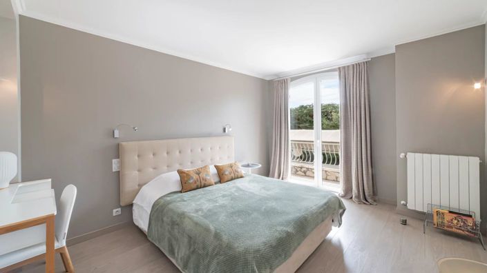 Image No.8-5 Bed House for sale