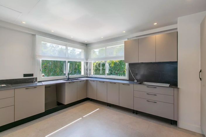 Image No.10-6 Bed House for sale