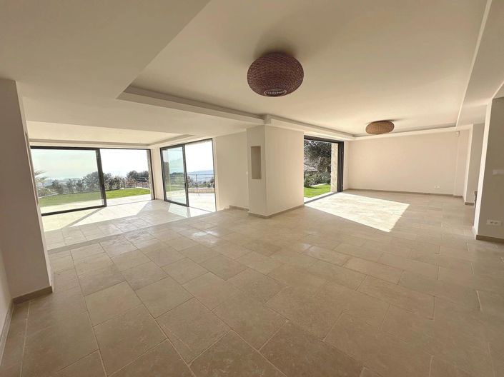 Image No.7-5 Bed House for sale