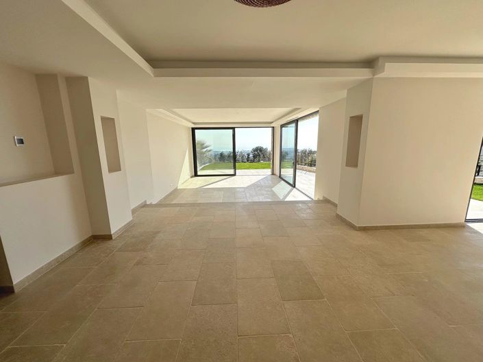 Image No.8-5 Bed House for sale