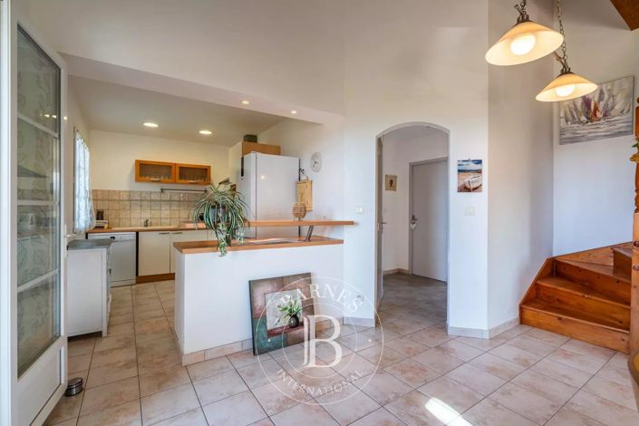 Image No.7-7 Bed House for sale