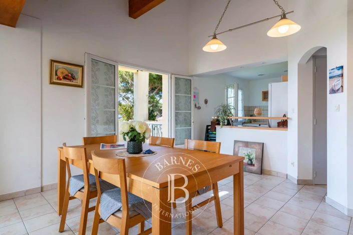 Image No.8-7 Bed House for sale