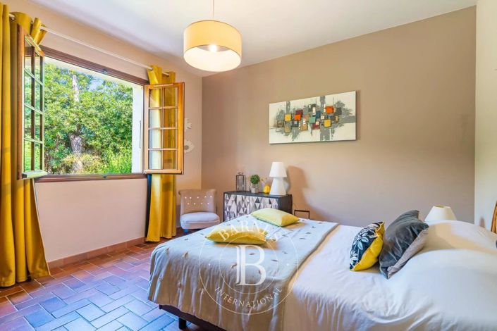 Image No.5-5 Bed House for sale