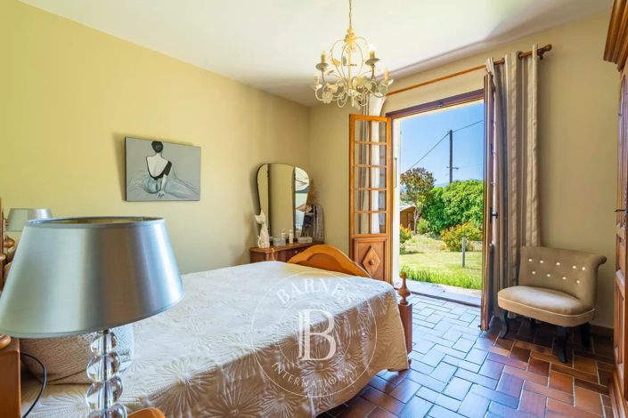 Image No.6-5 Bed House for sale