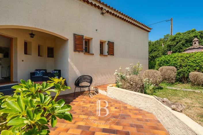 Image No.8-5 Bed House for sale