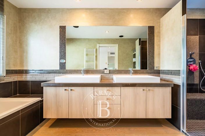 Image No.12-5 Bed Apartment for sale