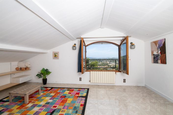 Image No.11-5 Bed House for sale