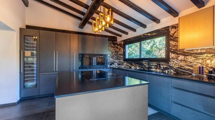 Image No.8-5 Bed House for sale