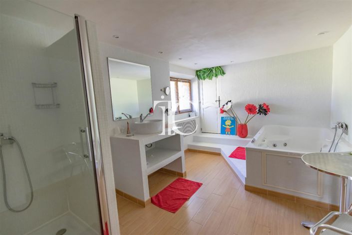 Image No.20-6 Bed House for sale